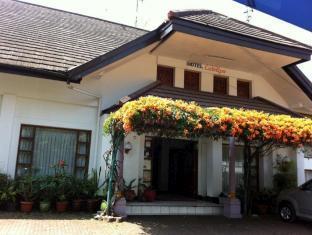 Catellya Guest House Cipaku Bandung Exteriör bild