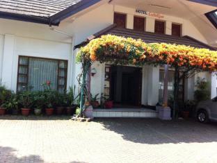 Catellya Guest House Cipaku Bandung Exteriör bild
